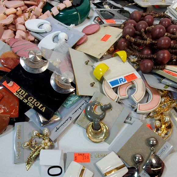 5 POUNDS OF MISCELLANEOUS COSTUME JEWELRY - Picture 2 of 5